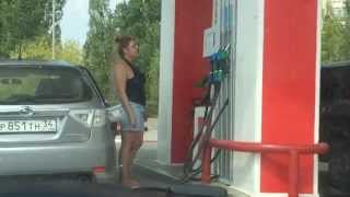 Женщины тупят на заправке (Women blunt at the gas station)