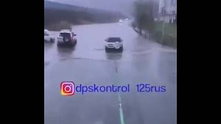 Эвакуатор во Владивостоке вытаскивает затопленный автомобиль
