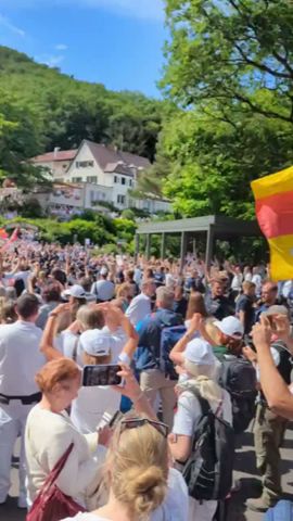 Beim Hambacherfest 2022 wird geklatscht