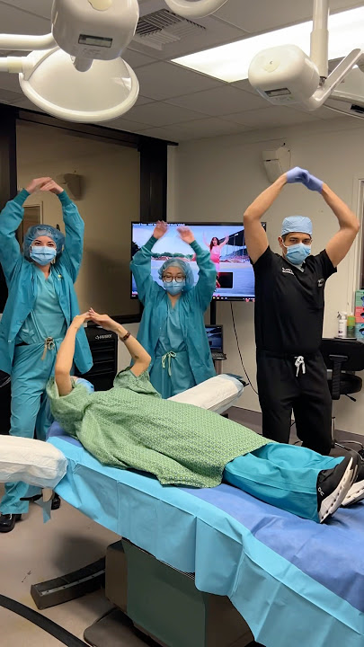 Hot girls plays “Hot To Go” in the operating room🙂‍↕️ #hottogo #chappellroan