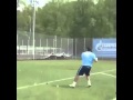 اللاعب البرازيلي هولك يفقع الكوره من قوت رجله
