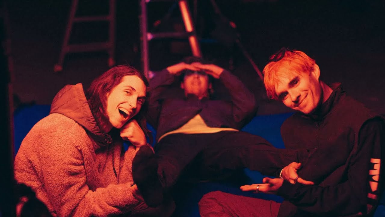 WATERPARKS - 2 BEST FRIENDS (VISUAL)