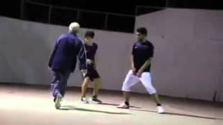 Yaşlı Amcanın Futbol Oynayışı.şaşıracaksınız 238E Dikkat D