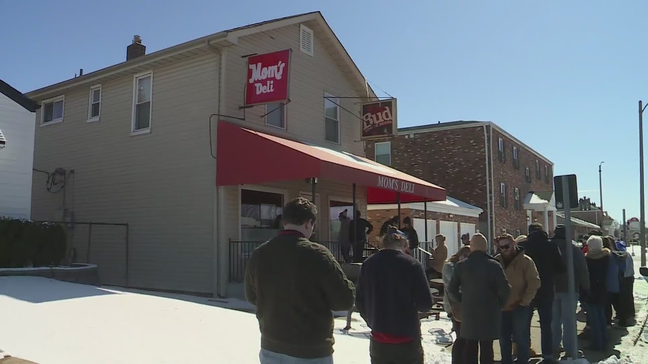 Customers line up for one last sandwich from Mom's Deli