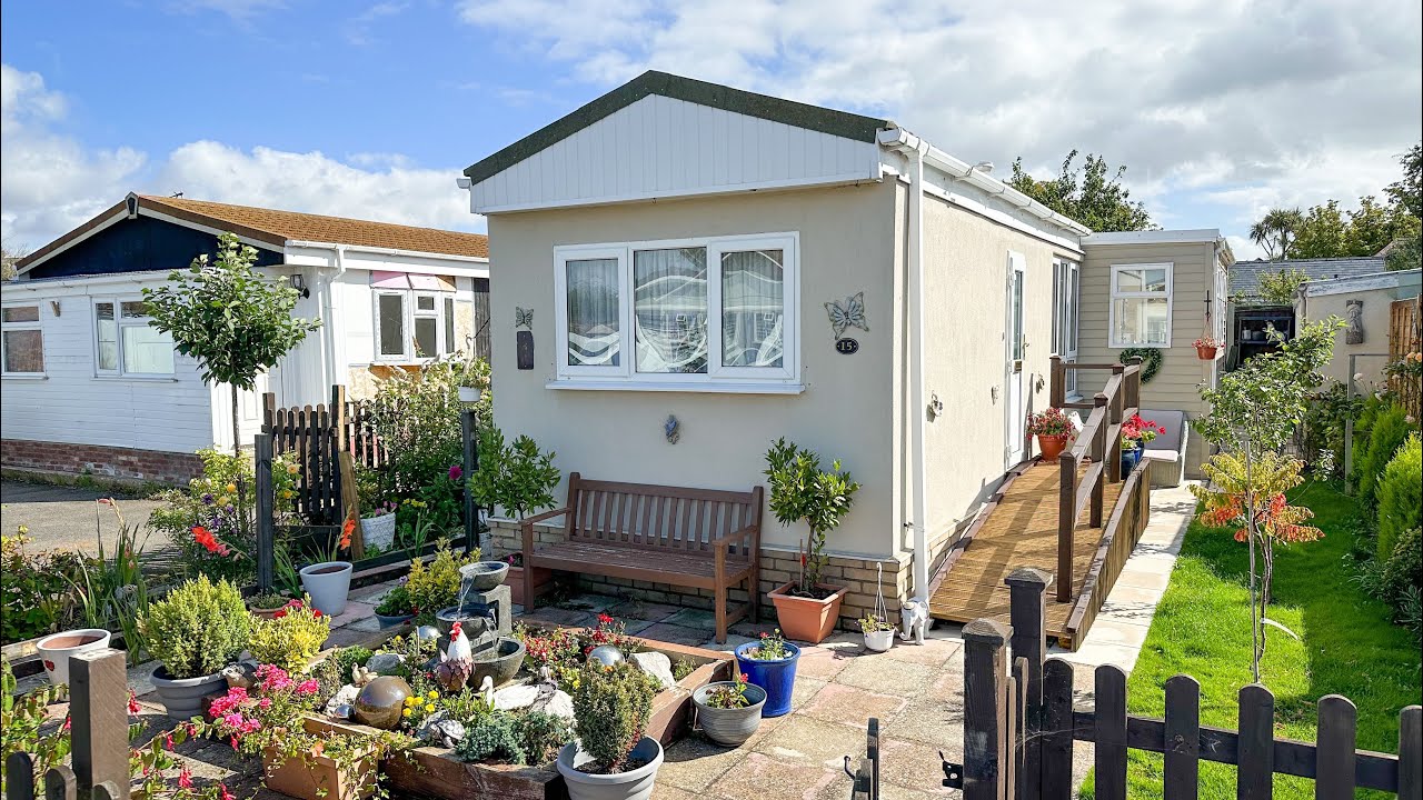 LITTLE CLACTON Greenlawns Residential Park Home, Little Clacton