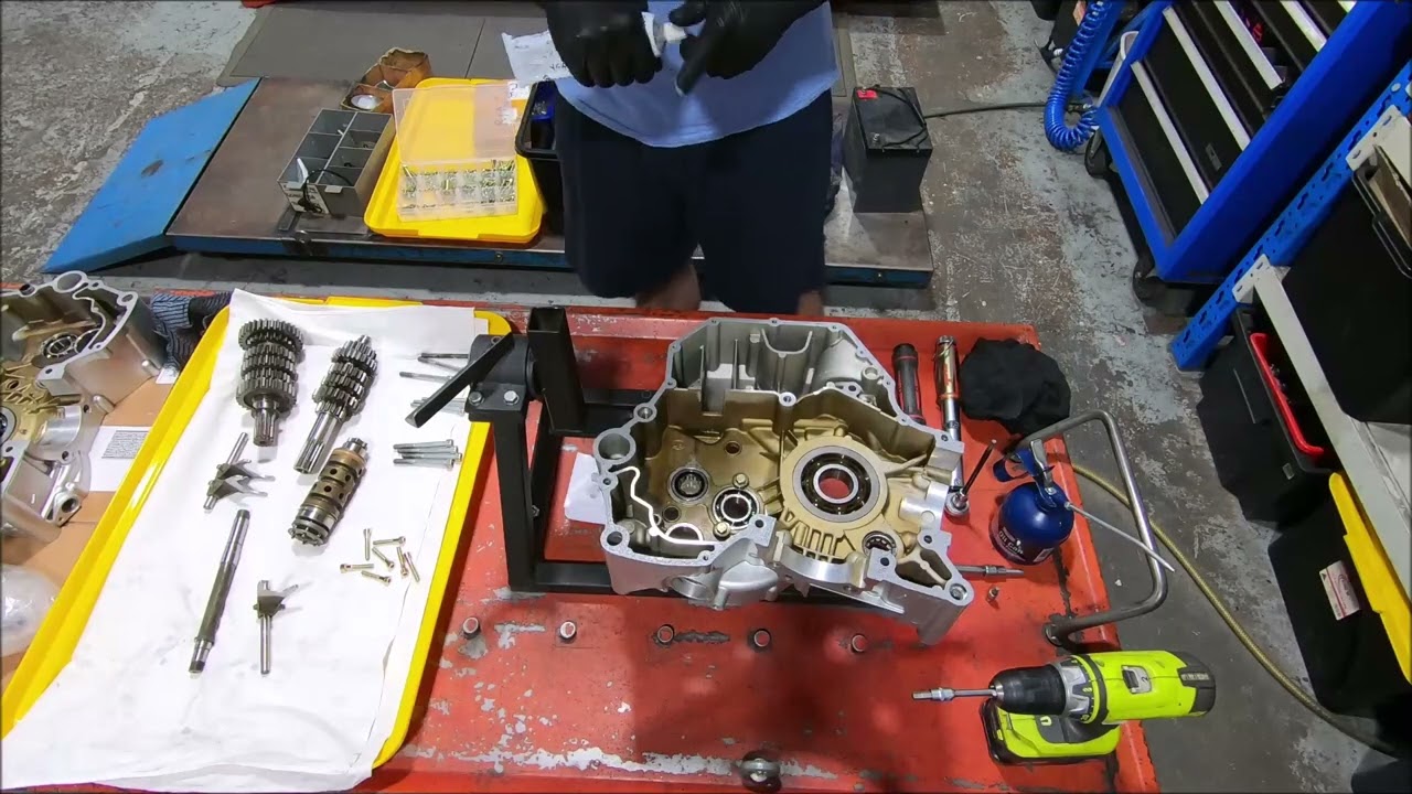 Сборка картера Ducati - коленвала, коробки передач и т.д. В данном случае Monster 659