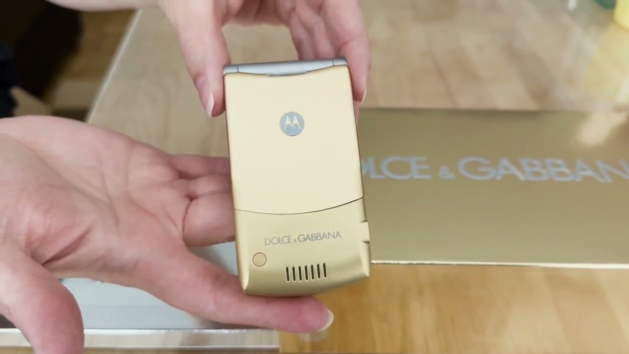 Unboxing New Motorola Razr V3 Dolce & Gabbana Luxury retro phone