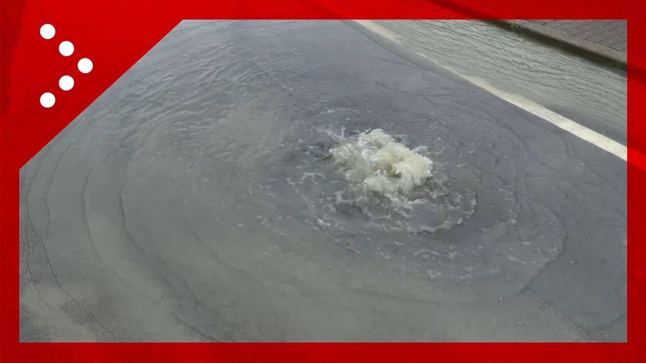 Ravenna, l'acqua refluisce dai tombini e invade strade alle porte del capoluogo