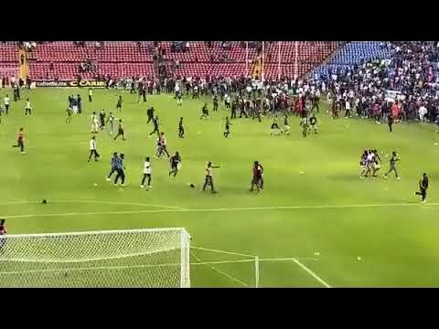 Um dia antes de briga na torcida, jogadores do Querétaro simularam