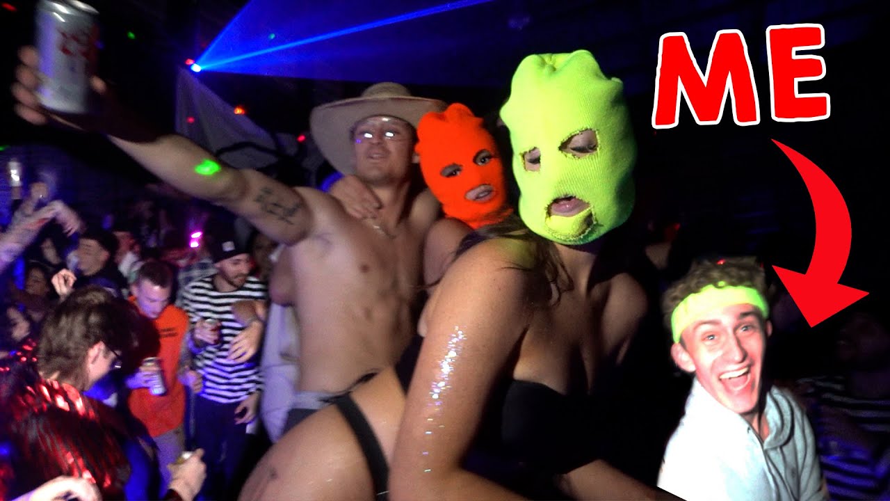 SNEAKING Into A EXCLUSIVE HALLOWEEN PARTY!!!