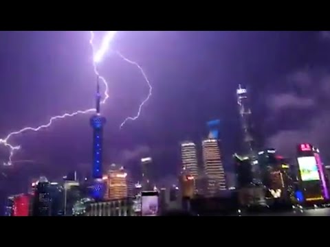 Shanghai S Oriental Pearl Tower Got Hit By Lightning Youtube