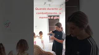 Quando Due Bambini Litigano E La Mamma Si Gira