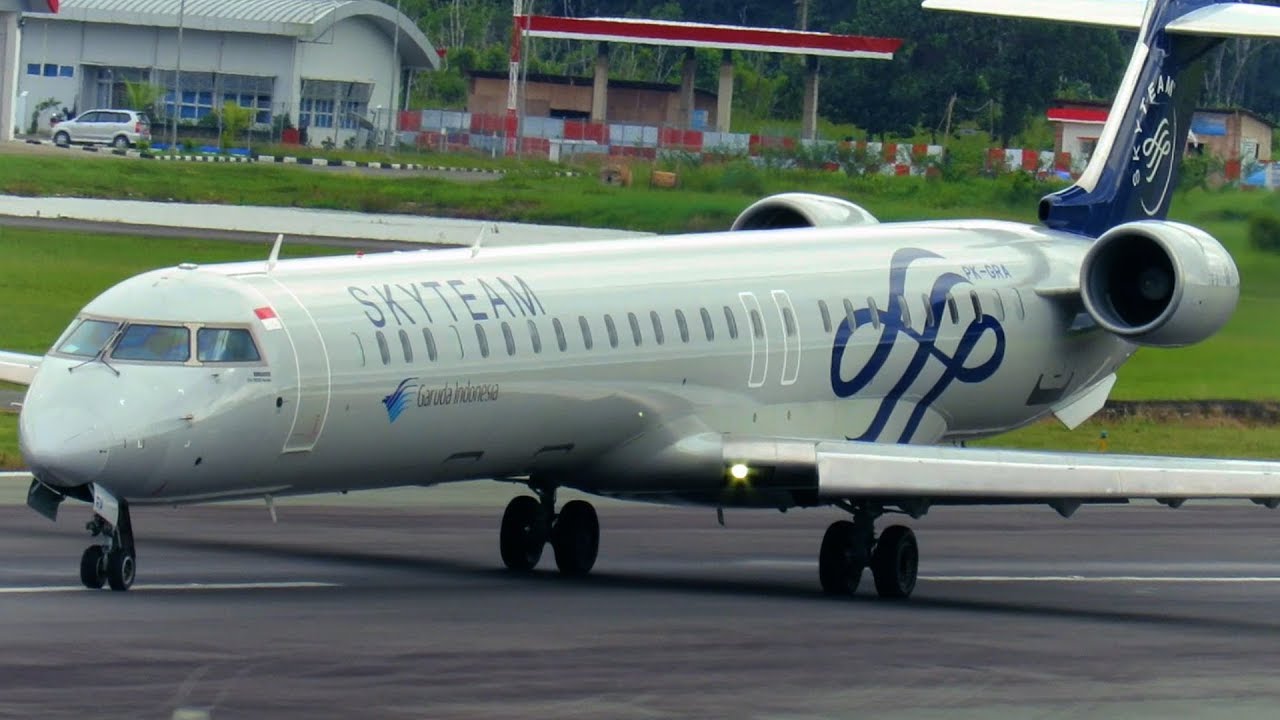 Pesawat Garuda Indonesia CRJ1000 Landing dan Take Off 