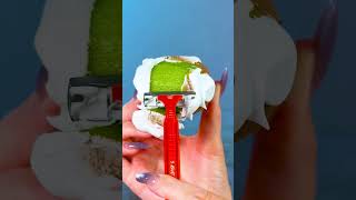 The Ultimate Kiwi Peeling Hack! 🥝✨ #LifeHacks #FunnyMoments