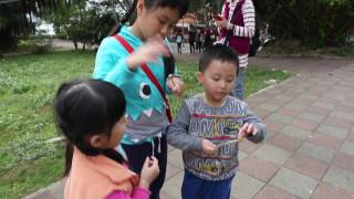 5D3 9289小朋友吹蒲公英 淡水文化國小前