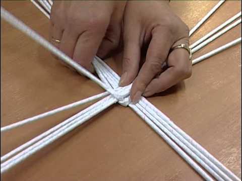 Книга: "Новогодние поделки из газетных трубочек" - Светлана Булгакова. Купить кн