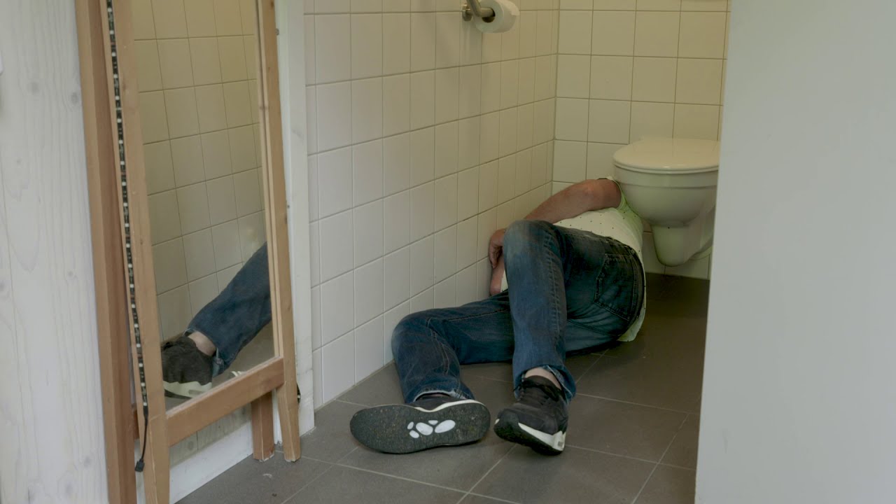 Gevallene wegtrekken naast toiletpot met glijzeil (4.2.5)