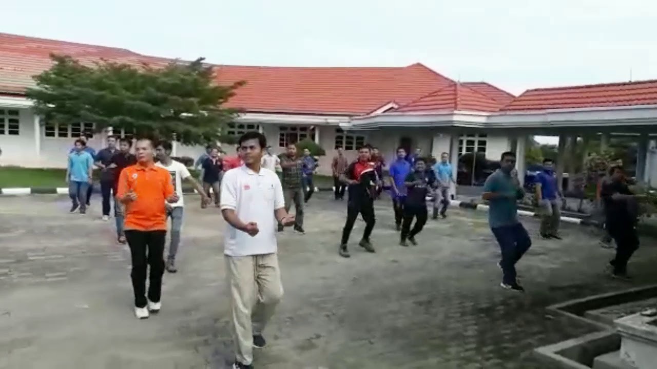  Senam  lapangan  bareng para staf pt aninema perawang YouTube