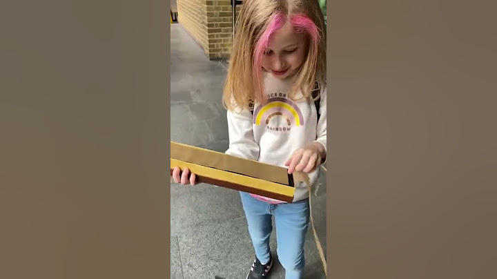Giorgia compra la vera bacchetta di Harry Potter e diventa una maga! #shorts