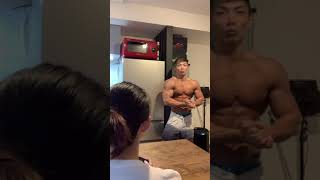 3ヶ月前より筋肉がデカくなったので妹に自慢してみた！！#shorts