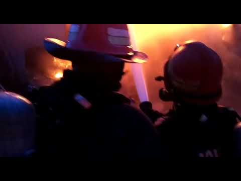 Incendiu violent în zona depozitelor din Tulcea. Zeci de pompieri intervin. Este degajare mare de fu
