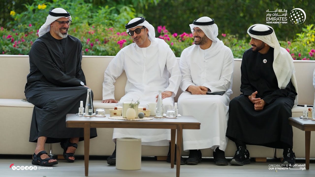 هزاع بن زايد يستقبل خالد بن محمد بن زايد في برزة قصر المقام في منطقة العين