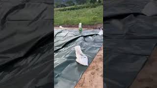 Instalação de geomembrana PEAD 0,75mm em tanque escavado na cidade de Bofete