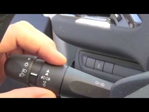 Video: Come accendere i fari dell'auto: 8 passaggi (con immagini)
