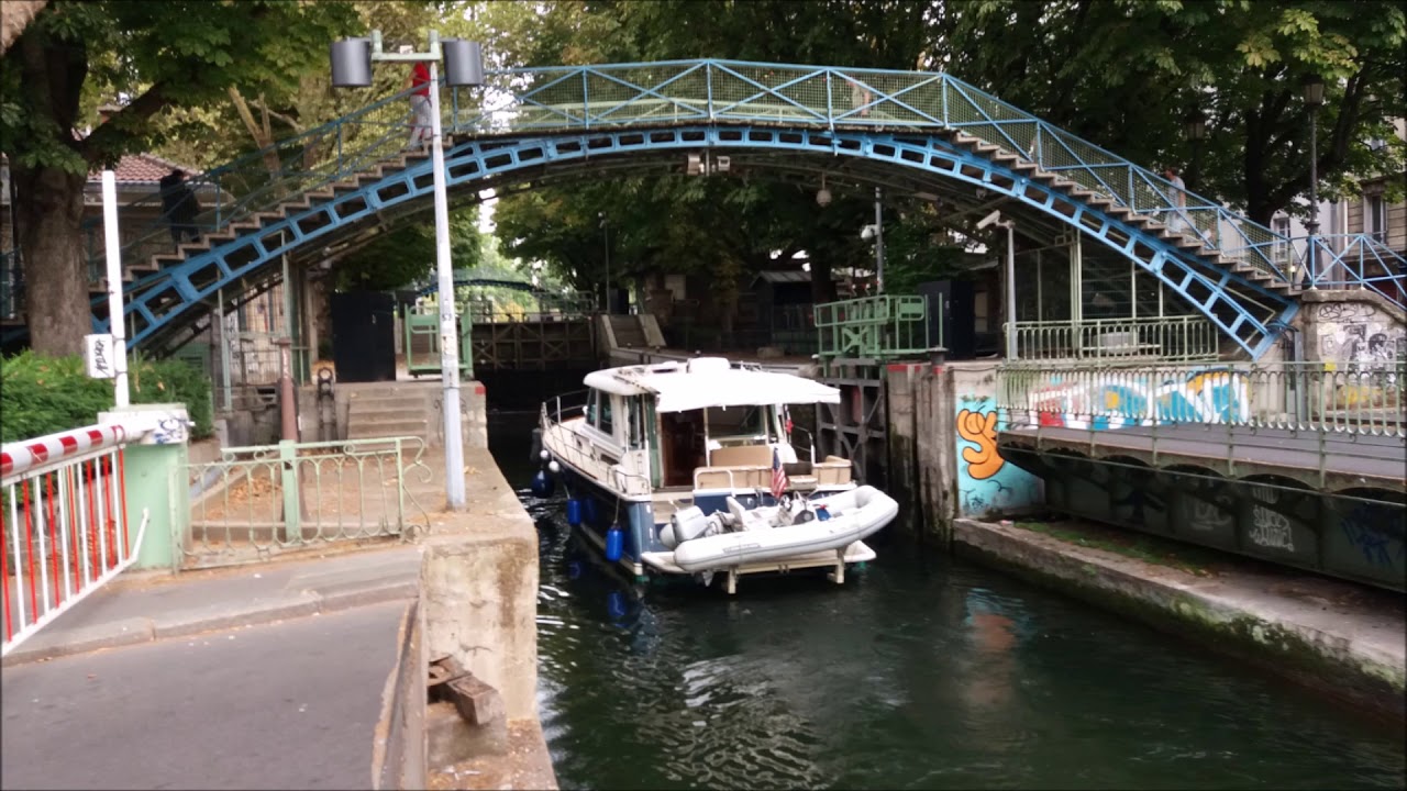 LE ROMANTIQUE CANAL SAINT-MARTIN DANS LE 10ème ARRONDISSEMENT DE PARIS