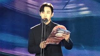 240507 제60회 백상예술대상 시상자 이준호 (폰캠)