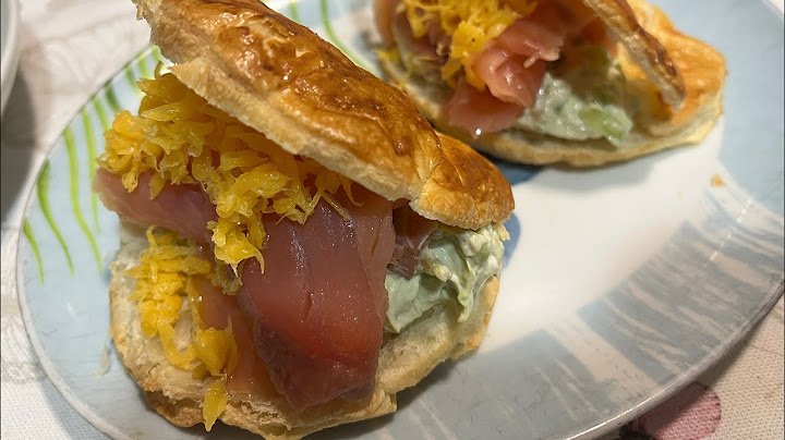 Conchas de hojaldre rellenas de ensalada de salmón ahumado