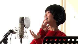 趣里、赤ワンピ姿でキュートな歌声を披露　鳥のキャラクター『チッチチ』の声を演じる　日本郵政新TVCM「3色の鳥・登場篇」