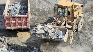 Caterpillar 966E Wheel Loader | Big Rock Loading into Dumpers & Trolleys | Heavy Machinery Action