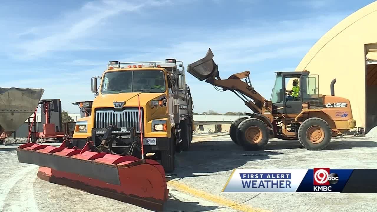 MoDOT preps for winter season, hopes to hire more crews - YouTube