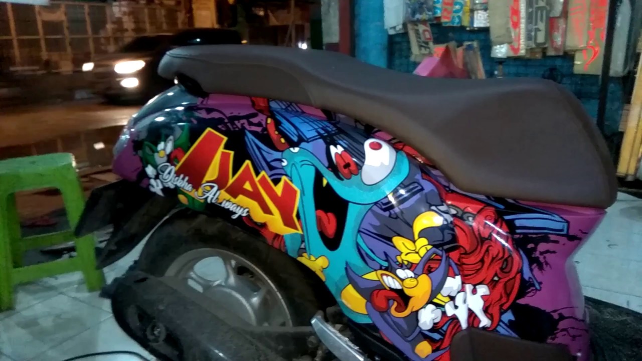 Modifikasi Honda Scoopy 3D Oggy And Cocroches Livery Design By Pulau