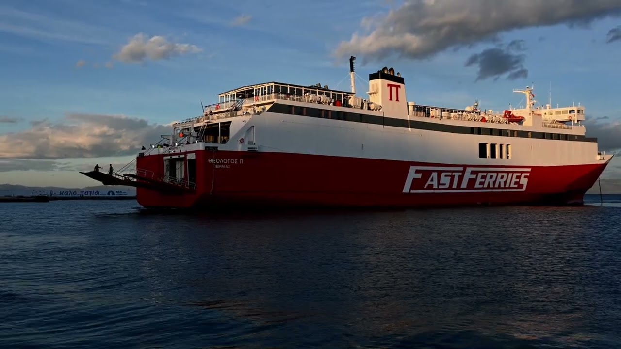 Αφιξη  και αναχωρηση του F/B ΘΕΟΛΟΓΟΣ Π προς και απο το λιμανι της Ραφηνας