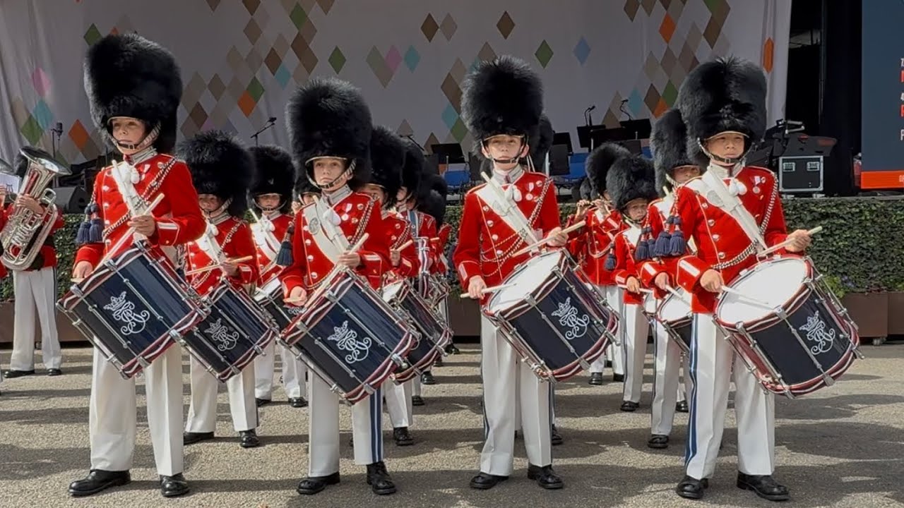 🎺✨ Tivoli-Garden Parade - Tamburkorpset spiller prinsens march på plænen 🎺✨