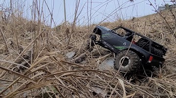 Axial Wraith 1.9 crawling and trailing at the creek