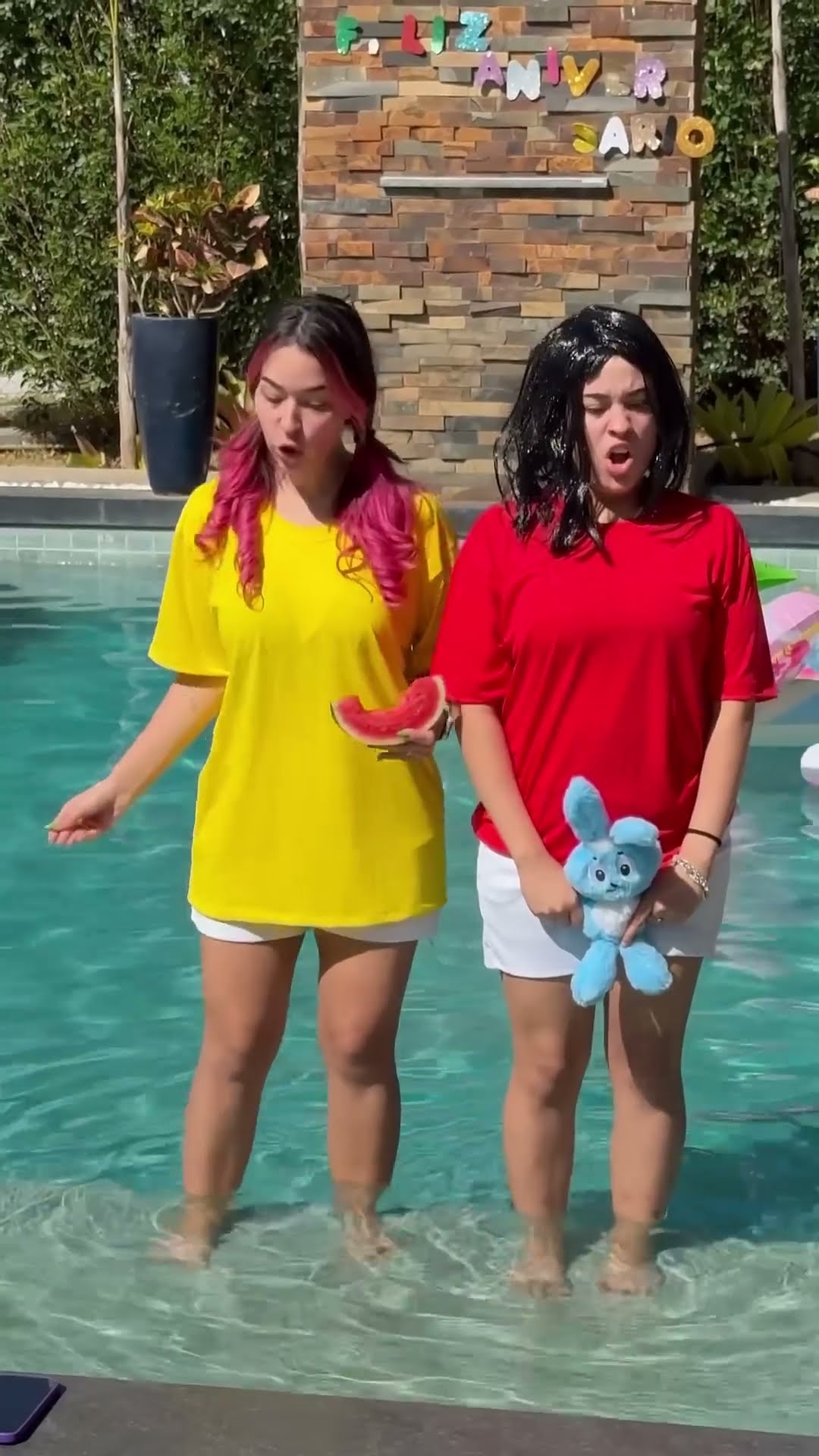 EMILLY VICK E KATLEN NA PISCINA *Deu ruim