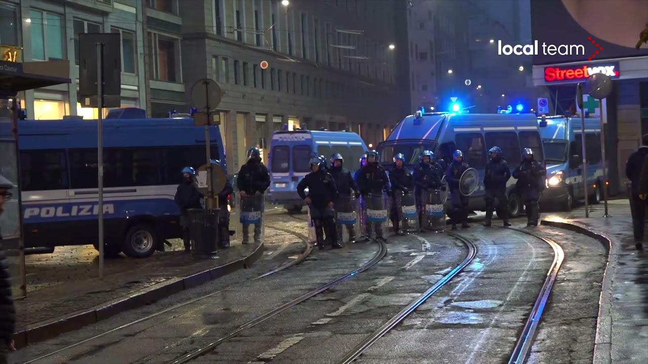 No Green Pass a Milano: la polizia presidia il percorso del corteo