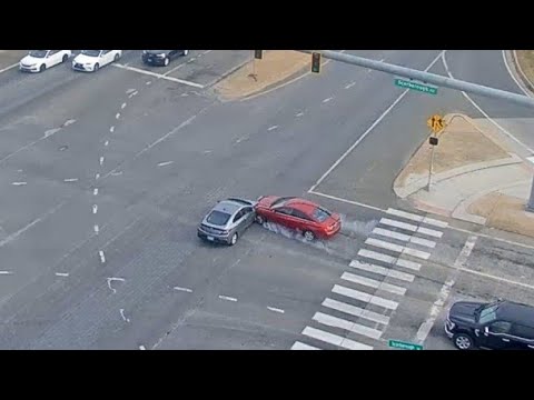 Delaware: Red Light Runner Crashes Into Innocent Driver - YouTube