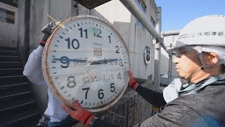 被災校舎の時計取り外し　宮城・閖上