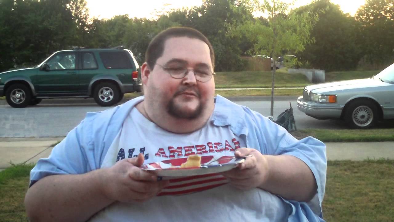 Этот толстый молодой человек был. Кабриолет толстый парень. Жирный парень популярный на ютубе. Толстый парень из видео.