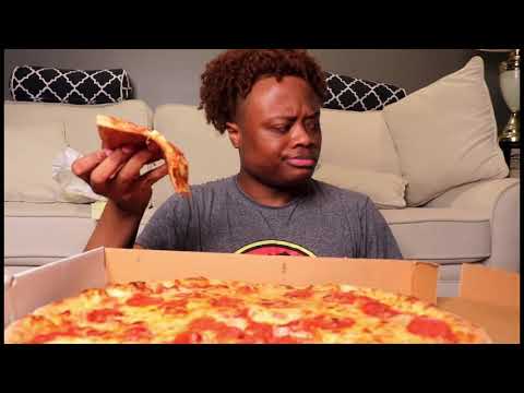 Stan Twitter: Naasir Void says, mmmm now that’s delectable while lip smacking as he eats pizza 😋🍕
