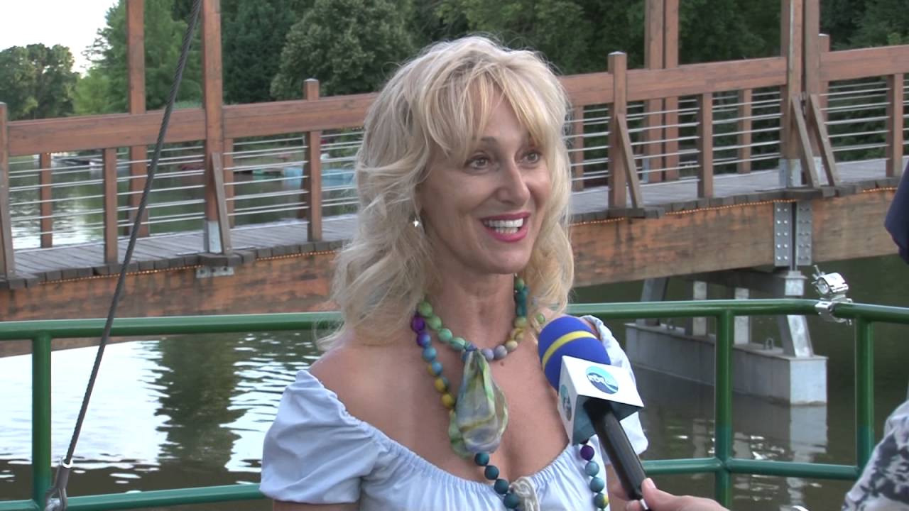Júlia Nem Akar A Földön Járni