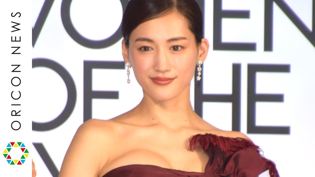 綾瀬はるか 胸元大胆ドレスで美デコルテ披露 可愛すぎる天然発言で笑顔 Vogue Japan Women Of The Year 19 授賞式 記者会見 Youtube