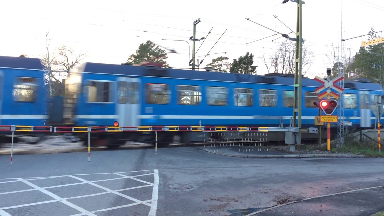 *Finska klockor* Järnvägsövergång Djursholms Ekeby / Swedish railroad crossing