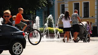 Літня Михайлівська у Житомирі: діти у фонтані, мами з візочками, жваві велосипедисти - Житомир.info