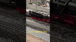 MODELLEISENBAHN MÄRKLIN DIGITAL ANLAGE H0 UNTERE EBENE. BR 01 MIT SILBERLINGEN FÄHRT AN.