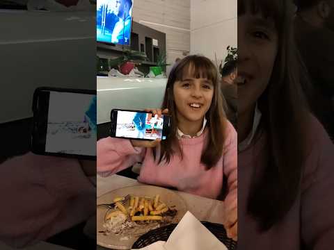 Letizia guarda i video invece di Mangiare roba da Matti #shorts - Letizia guarda i video invece di Mangiare roba da Matti #shorts